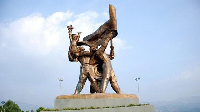 Tượng đài chiến thắng Điện Biên Phủ nằm trên ngọn đồi D1